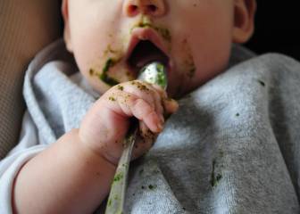 Un niño comiendo.