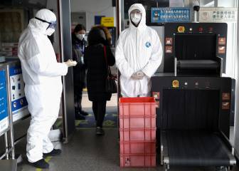 Científicos analizan las posibilidades de encontrar coronavirus entre los usuarios del metro de Pekín. 