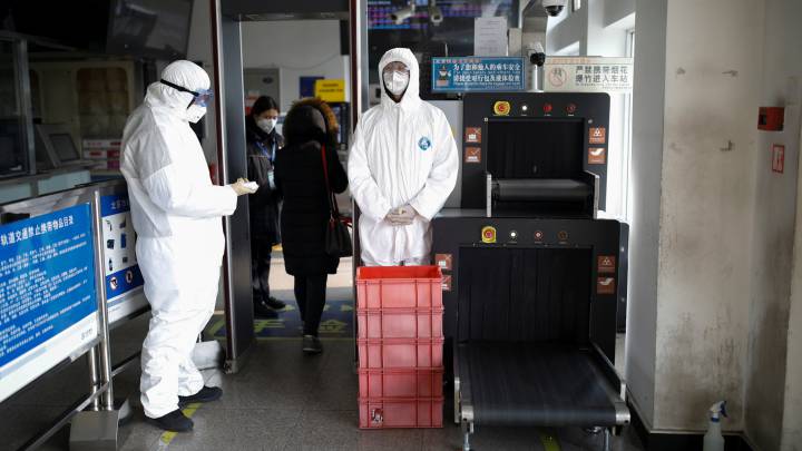 Científicos analizan las posibilidades de encontrar coronavirus entre los usuarios del metro de Pekín. 
