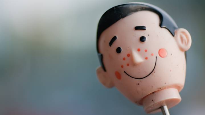 Un muñeco que representa a un hombre con acné. 