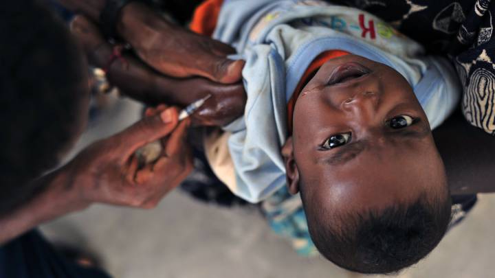 Un niño es vacunado contra el tétanos o la difteria.