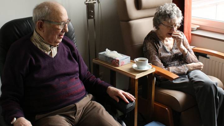 Una mujer y un hombre, durante una de sus últimas comidas en el hospital. 