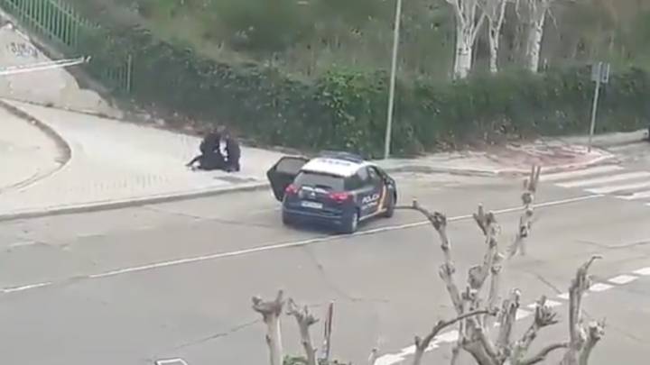 Coronavirus lockdown: Jogger resists arrest in Spain and is abused by onlookers