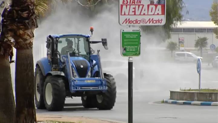 Superagricultores al rescate: as desinfectan un pueblo entero con su tractor
