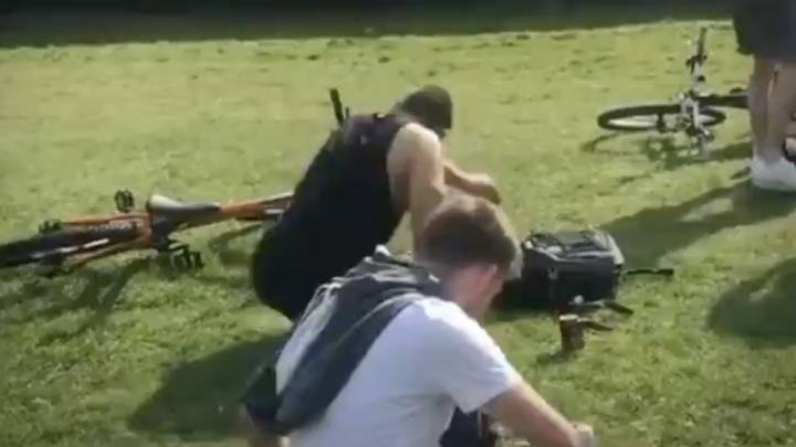 Con la que est cayendo y ellos de cervezas en el parque: la bronca de esta enfermera que aplaude todo el mundo