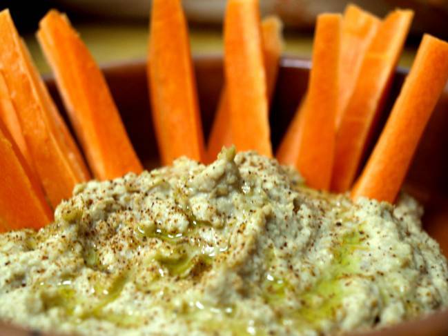 Hummus y palitos de zanahoria