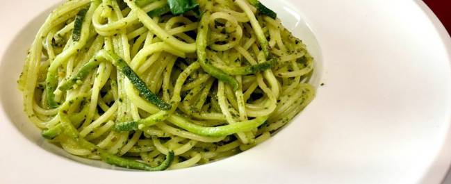 Pasta de calabacín con salsa pesto