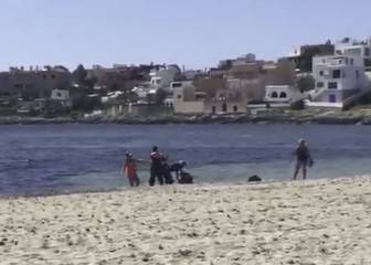 Les piden retirarse de la Playa en Ibiza y así reaccionan