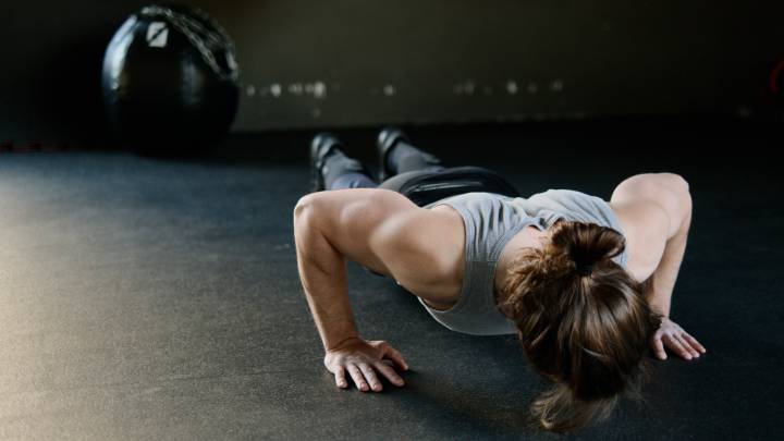 5 ejercicios básicos de flexiones para trabajar hombros, brazos, pecho y  abdominales 