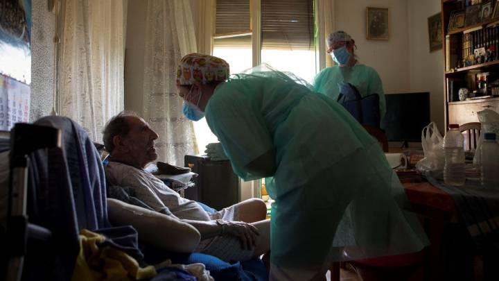 Desde el inicio de la crisis del coronavirus, las visitas y atenciones domiciliarias por parte de enfermería y médicos del CAP del Raval han aumentado considerablemente.