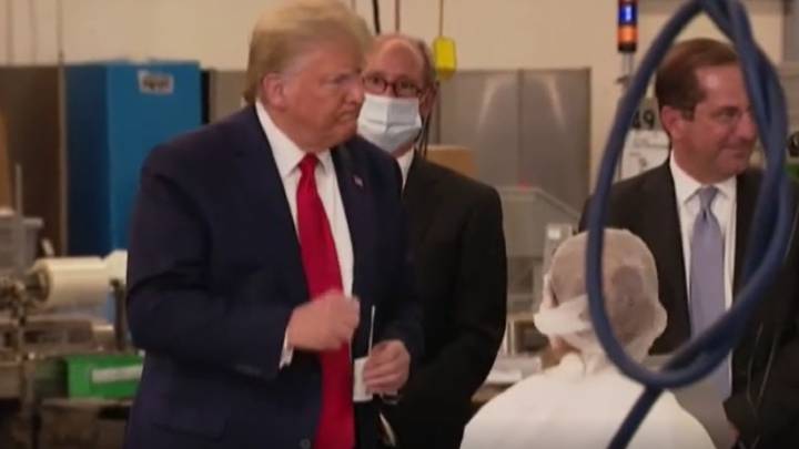 Trump se salta todas las medidas al visitar una fábrica sin mascarilla