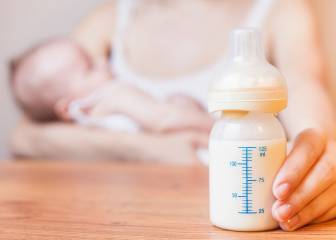 ¿Puede una madre con COVID seguir dando leche a su bebé?