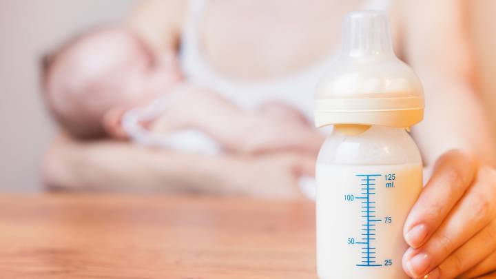 ¿Puede una madre con coronavirus seguir dando leche a su bebé?