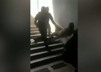 Dos miembros de seguridad lanzan a un hombre escaleras abajo en el metro de Barcelona