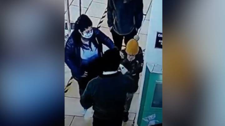 Un guardia se equivoca y rocía alcohol a una niña en los ojos en lugar de medir su temperatura