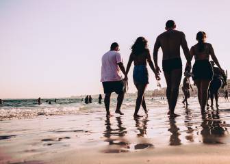Caminar por la playa: riesgos y beneficios de una actividad física estimulante