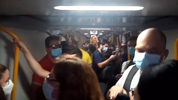 Caos en el Metro de Madrid: 15 minutos atrapados y apretados sin distancia de seguridad