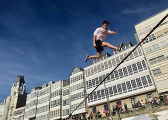 Slackline, el deporte que se practica sobre una goma de 5 cm