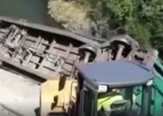 Escándalo: tiran unos vagones de tren a un río y desatan la furia de los ecologistas