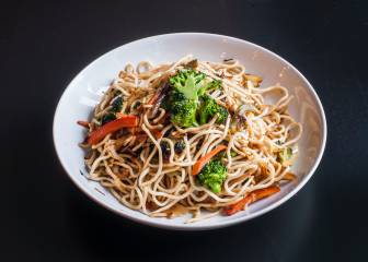 Receta saludable y nutritiva: fideos con brócoli, cúrcuma y salsa de soja