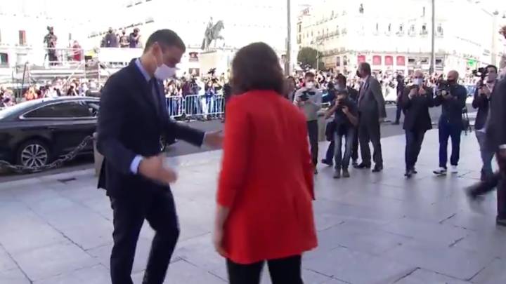El saludo viral de Sánchez a Ayuso que es el que recomienda usar la OMS