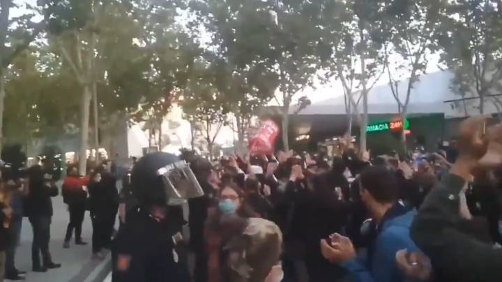 La Policía carga en Vallecas contra unos manifestantes en la Asamblea de Madrid