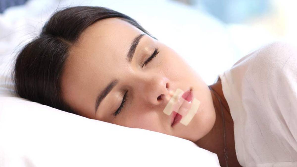 La peligrosa moda de dormir con un esparadrapo en la boca 