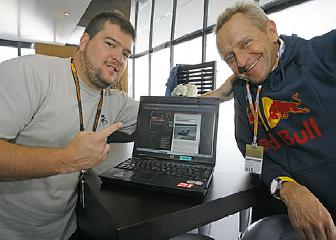 Kevin Schwantz os saluda