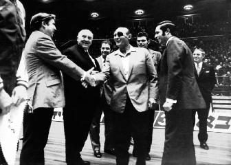 La insignia de Bernabéu a Moshe Dayan