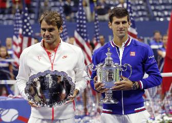 Djokovic le respira en la nuca a Federer