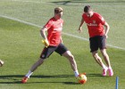 Simeone keeps defenders and forwards apart at training