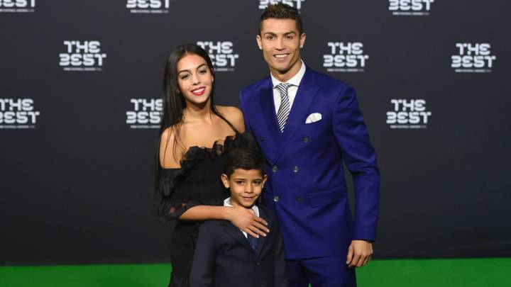 Cristiano Ronaldo y su pareja, Georgina Rodríguez, posan junto a Cristiano Jr. 