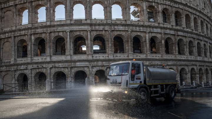 Camión de limpieza, junto al Coliseo de Roma.