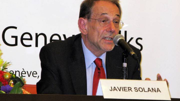 Javier Solana, ingresado por coronavirus, se despide de su compañero de habitación
