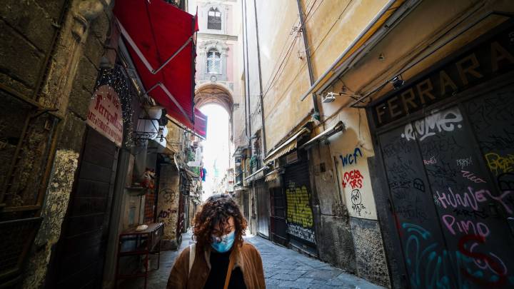 Una calle de Nápoles.
