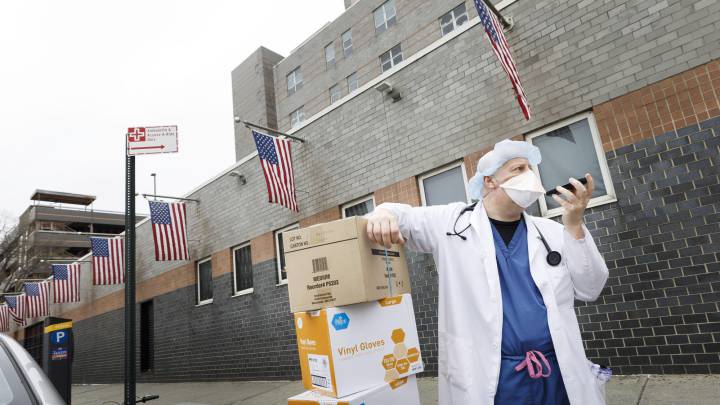 Un médica habla por teléfono junto a material sanitario en Queens, Nueva York.