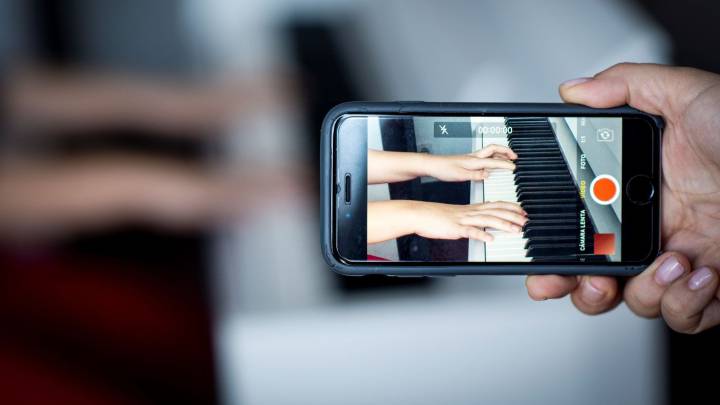 Una alumna de un conservatorio del País Vasco graba su ensayo de piano con el móvil para mostrar su trabajo a su profesora a través de Internet.