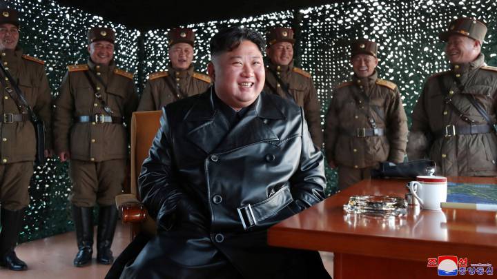Kim Jong-un, junto a militares de Corea del Norte.