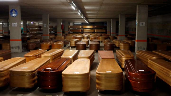 Coronavirus: Barcelona converts car park into a temporary morgue