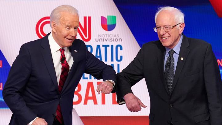 Joe Biden y Bernie Sanders chocan codos en el último debate demócrata, previo al estallido de la crisis por el coronavirus en Estados Unidos.