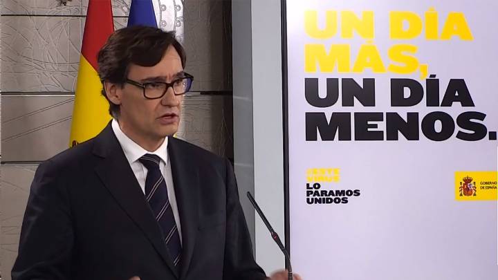 El Gobierno recomienda el uso de mascarillas y las repartir en medios de transporte pblicos