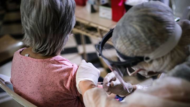 China inicia ensayos clínicos de dos vacunas contra el coronavirus