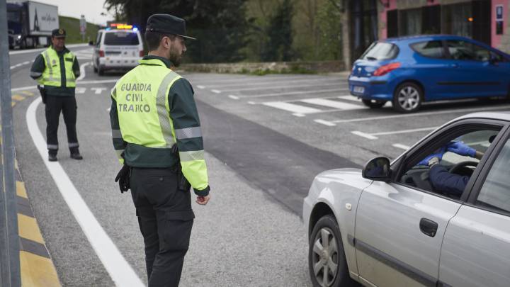 Coronavirus: ¿por qué ahora pueden ir tres personas en coche?