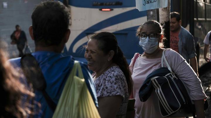 ¿Cuánto tiempo puede estar el coronavirus en objetos de madera y en otros materiales?