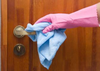 Coronavirus: ¿hay que desinfectar grifos, pomos e interruptores de la casa?