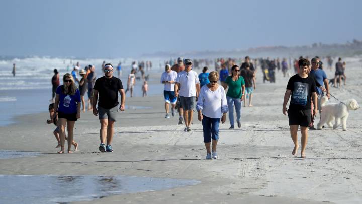 Los americanos comienzan a inundar la playas