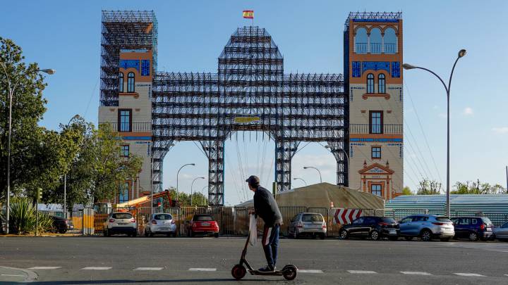 Sevilla se queda definitivamente sin Feria de Abril, que tampoco se celebrará en septiembre. El Ayuntamiento ordenó el desmontaje de casetas y Portada.