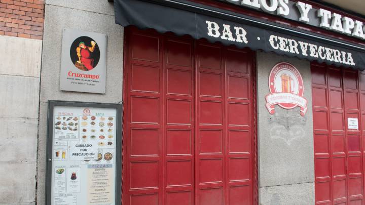 Bares y restaurantes se preparan para reabrir: camareros con epis y distancia de seguridad de 1,5 metros