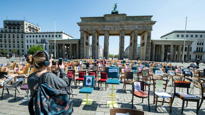 Los restaurantes de Berlín (Alemania) colocaron casi 800 sillas delante de la Puerta de Brandemburgo para manifestar la difícil situación que atraviesa el sector.
