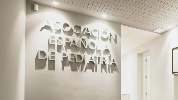 Asociación Española de Pediatría síntomas niños coronavirus